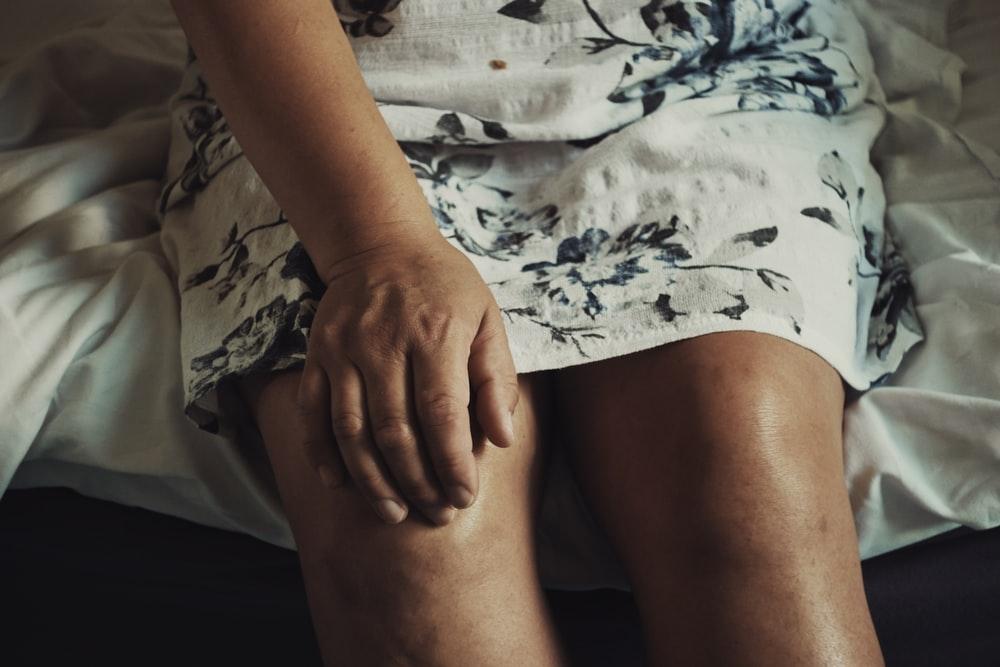 middle aged woman suffering from knee pain